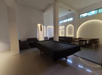 外南梦Onesouth Banyuwangi Pulau merah的一间带台球桌和用餐室的房间