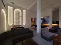 外南梦Onesouth Banyuwangi Pulau merah的带沙发和椅子的客厅