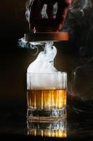 سوفيتل نيويورك في نيويورك: شخص يحمل كأسًا من البيرة مع دخان