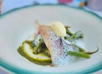 un pedazo de pescado con un limón en un plato en Maison Orsini, en Villeneuve-lès-Avignon