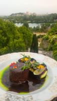 Un plato de postre de chocolate con vistas a un río. en Maison Orsini, en Villeneuve-lès-Avignon