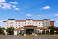 un gran edificio blanco con techo rojo en Fiesta Inn Express Nuevo Laredo, en Nuevo Laredo