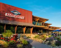 een restaurant met een bord aan de zijkant van een gebouw bij Riverstone Centro Del Villaggio in Coeur d'Alene
