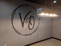 een kamer met een AV-bord aan de muur bij Riverstone Centro Del Villaggio in Coeur d'Alene