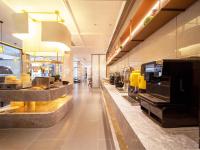 a restaurant with a long aisle with a food counter at Manju Hotel Zhoushan New City Children's Park Branch in Zhoushan