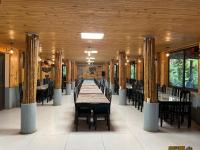 バヴィにあるMường Dy Retreat Ba Vìの長いテーブルと椅子のあるダイニングルーム