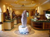 una cocina con una estatua en el medio de una habitación en Hotel Prechtlhof, en Althofen