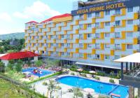 un hotel con piscina y un resort en Vega Prime Hotel &amp; Convention, en Sorong