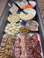 Un buffet de diferentes tipos de comida en una mesa. en Hôtel Restaurant le Privilège - authentic by balladins, en Verdún
