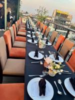 una mesa larga con platos de comida sobre en Hanoi Solis Hotel, en Hanói