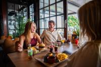 Résidence Valkenburg في فالكنبورخ: رجل وامرأة يجلسان على طاولة طعام