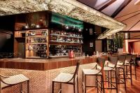 um bar em um restaurante com bancos em Flat Hotel Executivo Ibirapuera Moema (Apto 844B) em São Paulo