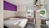 Un dormitorio pequeño con una cama y una ventana. en Fasthotel La Roche-sur-Yon, en Mouilleron-le-Captif
