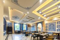 Un restaurante con azulejos azules y blancos en los techos y mesas. en Umrao Mahal - A Boutique Heritage Hotel & Resort Jaipur, en Jaipur