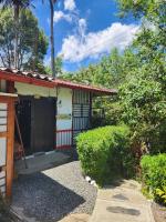 una pequeña casa blanca con techo rojo en Casa Turística Art-Vélez Salento, en Salento