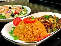 dos platos de comida con arroz y verduras en una mesa en 5 Star Villa Hotel, en Trofwi