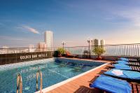 una piscina en la azotea de un edificio con sillas en Golden Rain 2 Hotel Nha Trang Beach, en Nha Trang