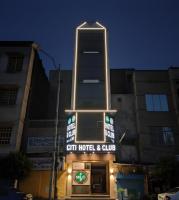 Un edificio con un cartel que dice &quot;hotel y club de la ciudad&quot; en Citi Hotel &amp; Community Club, en Faisalabad
