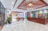 Un vestíbulo de un restaurante con bar y mesas. en Sichuan Hotel Shenzhen,Near Huaqiang North, en Shenzhen