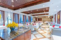 un restaurante con mesas blancas y sillas blancas en Sichuan Hotel Shenzhen,Near Huaqiang North, en Shenzhen