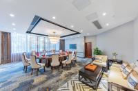 Un comedor con mesa y sillas en Sichuan Hotel Shenzhen,Near Huaqiang North, en Shenzhen