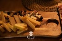 un tas de fromage sur une planche à découper en bois dans l'établissement Dafne Home, à Pompéi