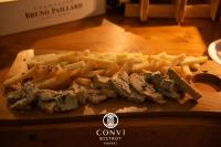 une planche à découper en bois avec des frites sur une table dans l'établissement Dafne Home, à Pompéi