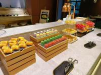 ein Buffet mit verschiedenen angebotenen Speisen in der Unterkunft Imperial Dragon Bay Mandala Hotel in Pingxiang