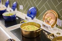 einen Topf mit Essen auf dem Herd in der Unterkunft Imperial Dragon Bay Mandala Hotel in Pingxiang