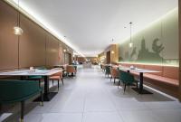 ein Esszimmer mit Tischen und Stühlen in der Unterkunft Imperial Dragon Bay Mandala Hotel in Pingxiang