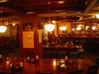 ホテル亀山ヒルズ في كامياما: مطعم به طاولات وكراسي وبار