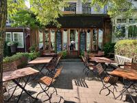 Exclusive FEWO in Warnemünde, 150m to the beach, 2 bathrooms, 2 bedrooms, sauna, WiFi and much more. في روستوك: مجموعة طاولات وكراسي أمام متجر