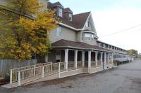una casa grande con una valla blanca delante de ella en Harbourview Inn, SureStay Collection by Best Western, en Sydney