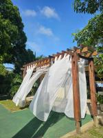 Un parque infantil de madera con un tobogán blanco en Jurubeba Hotel de Charme, en Belém