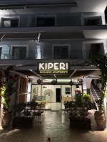 Un restaurante con un cartel en el frente de un edificio. en Kiperi Exclusive, en Parga