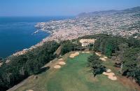 eine Luftansicht eines Golfplatzes auf einem Hügel neben dem Meer in der Unterkunft Luxury Villa Pembe Palheiro Village by Holiday Rental Madeira in Funchal