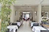 Een restaurant of ander eetgelegenheid bij Unic Renoir Saint Germain