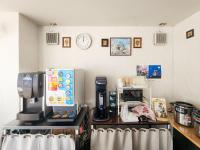 姫路市にあるホテル姫路ヒルズのキッチン(コーヒーメーカー付きのカウンター付)