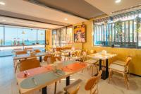 Restaurace v ubytování Swarn by Hawks Hotels Kamadhoo Baa Atoll