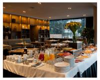 un tavolo con piatti di cibo sopra in un ristorante di Casa Grande Suites a La Paz