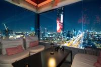 um quarto com vista para uma cidade à noite em Msharef Almoden hotel em Riade