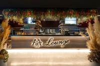 um bar com uma placa que diz "à la lane" em Msharef Almoden hotel em Riade