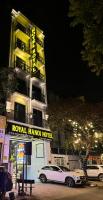 Lưu PháiにあるRoyal Hotel Thanh Trìのホテルの前に駐車された白い車
