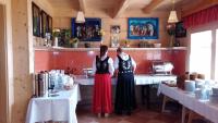 zwei Frauen stehen in einem Raum mit Tischen in der Unterkunft Gospoda Harnaś in Kościelisko