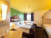 Una habitación de hotel con una cama y una ventana. en B&amp;B Hotel Oberhausen am Centro, en Oberhausen