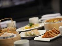 una mesa con platos de comida y tazones de comida en Hotel Dùa, en Kaohsiung