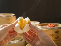 una persona sosteniendo un huevo relleno en sus manos en Hotel Dùa, en Kaohsiung