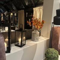 Una habitación con un jarrón con flores sobre una mesa. en Førde Hotel - Unike Hoteller, en Førde