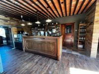 un bar in un ristorante con pareti e pavimenti in legno di Terrazas Suite a Potrero de Garay