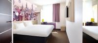 una habitación de hotel con una cama blanca y una habitación con en B&amp;B Hotel Lublin Centrum, en Lublin